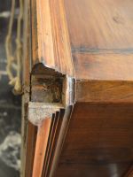 (3) dettaglio mancanza nella cornice del  guardaroba in legno impiallacciato prima